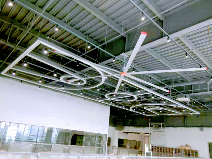 大型廠房通風(fēng)降溫什么設(shè)備好用？工業(yè)大風(fēng)扇如何？