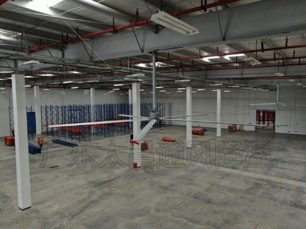 為什么廠房要安裝工業(yè)大風(fēng)扇通風(fēng)降溫呢？